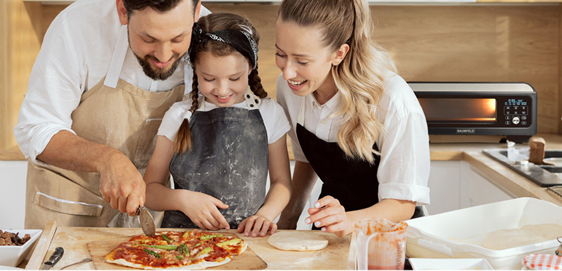 BAUMFELD PizzaAirfryer400 Multifunktionsofen auf Küchenarbeitsplatte mit frischen Zutaten und Kochutensilien